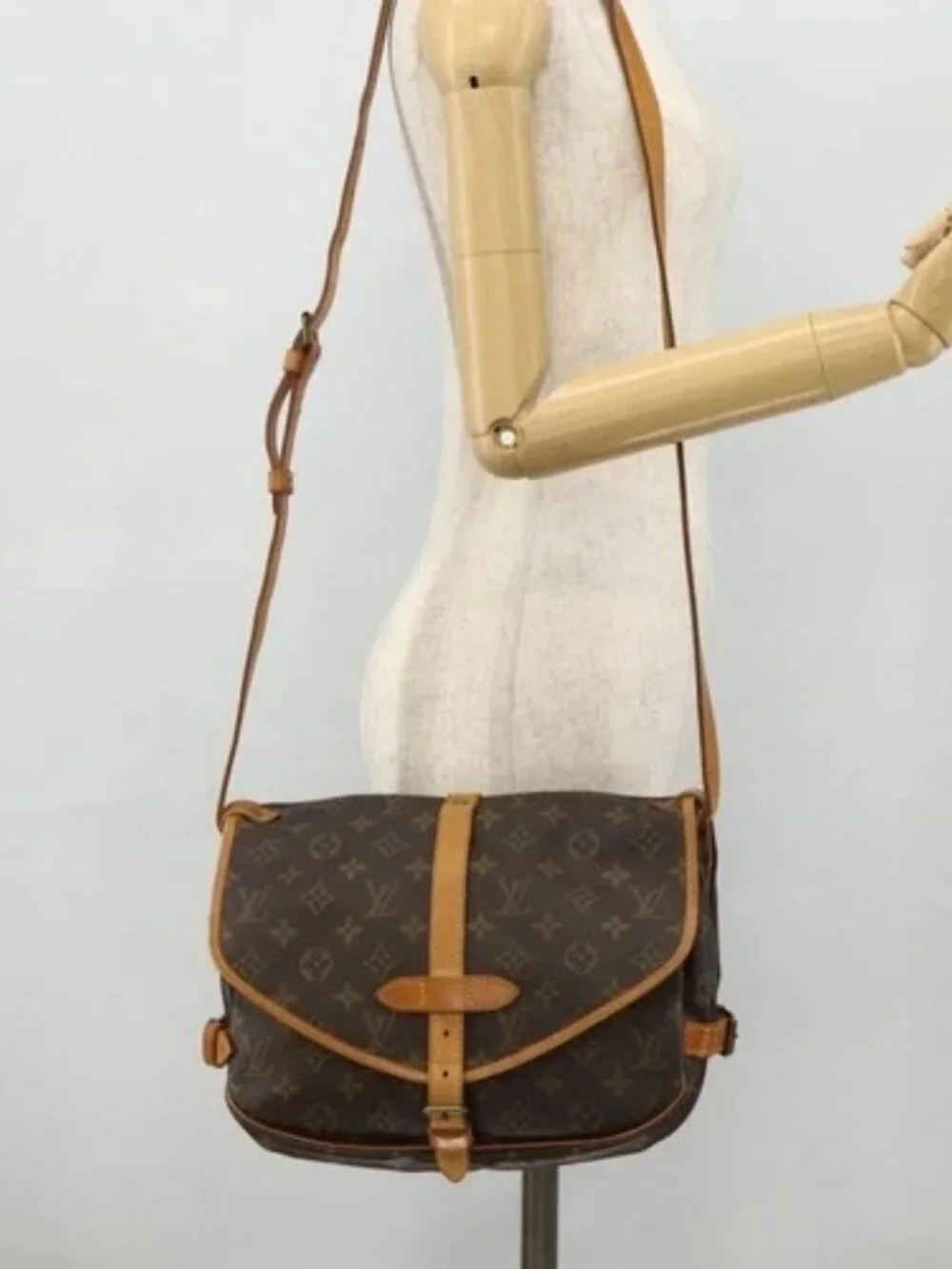 LOUIS VUITTON Monogram Saumur 30 Shoulder Bag M42256 LV Auth 176021A